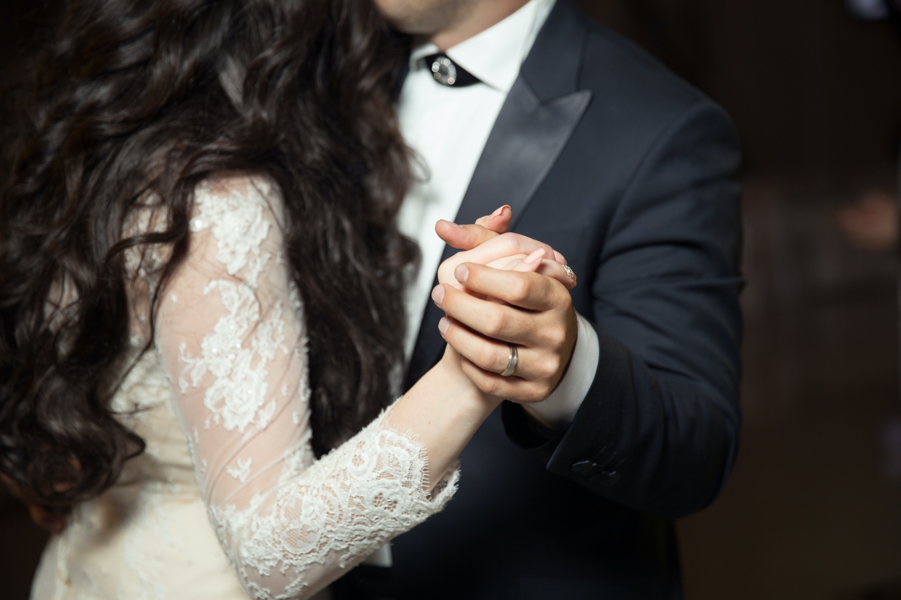 bride groom dancing